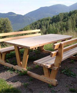 Panca e tavolo in legno