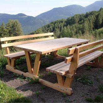 Panca e tavolo in legno